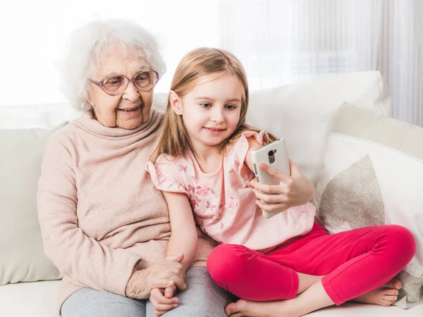 Barnbarn tar selfie med mormorsmor — Stockfoto