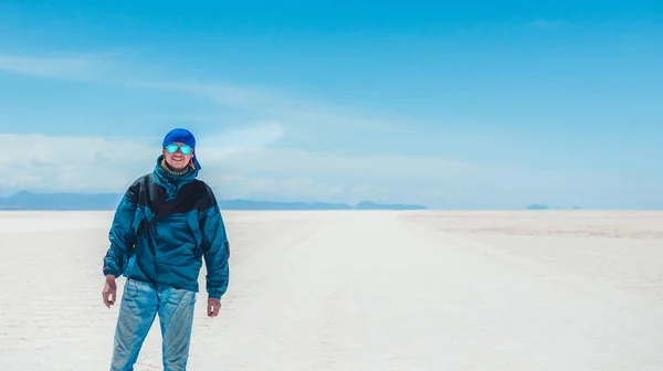 Séta a napsütésben Salar de Uyuni turisztikai — Stock Fotó