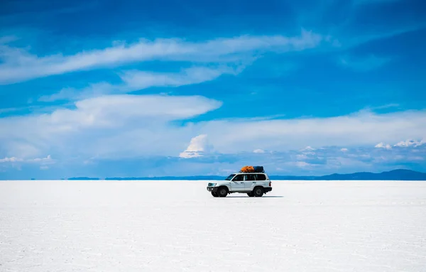 Солнечный пейзаж Салар де Уюни в Боливии и автомобиль — стоковое фото