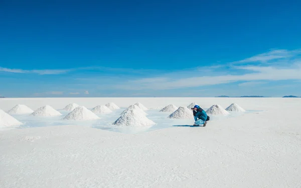 Hombre tomando fotos de bancos de sal en Salar de Uyuni — Foto de Stock
