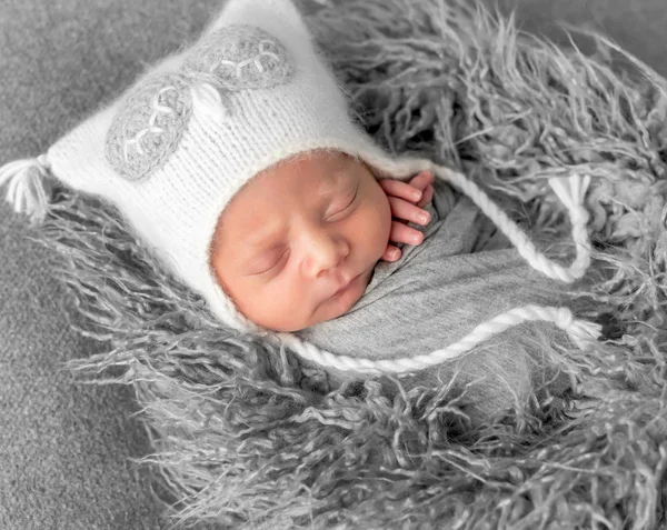 Søt baby som sover søtt – stockfoto