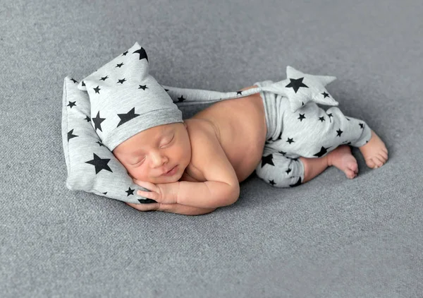 Lindo bebé durmiendo dulcemente — Foto de Stock