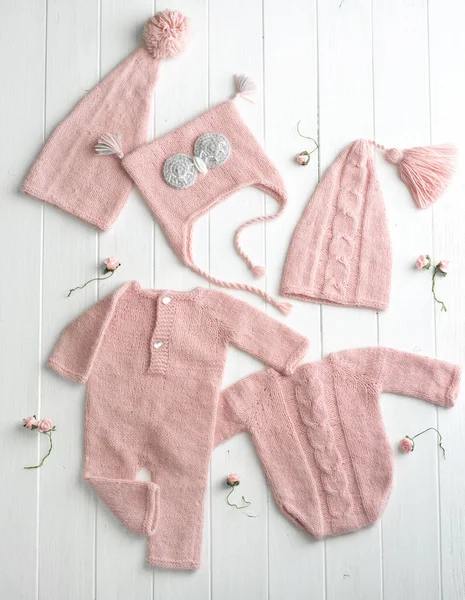 Розовая трикотажная одежда для детей — стоковое фото