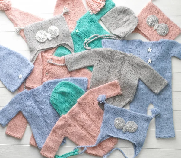 Bunte Strickkleidung für Babys — Stockfoto