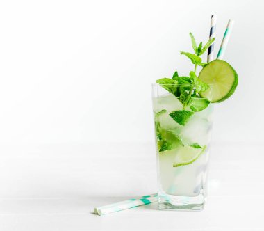 Alkolsüz kokteyl mojito ile onun hazırlanması için malzemeler