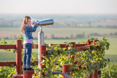 Küçük sarışın kız Spyglass arıyorum