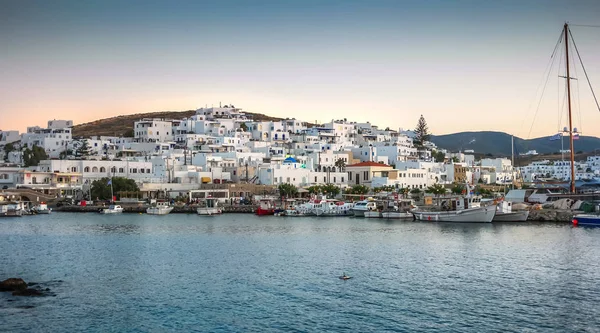 Stary port w Paros o zachodzie słońca. Grecja — Zdjęcie stockowe