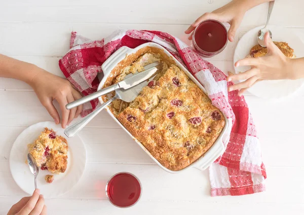 子供がある朝食カッテージ チーズ鍋 — ストック写真