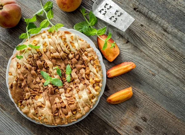 Torta di pesche su un vecchio tavolo di legno — Foto Stock