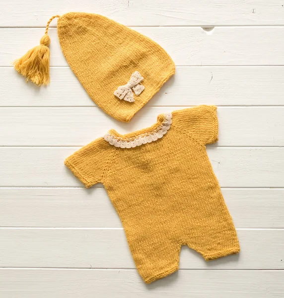 婴儿彩色针织衣服 — 图库照片