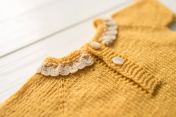 Vestiti colorati a maglia per neonati — Foto Stock