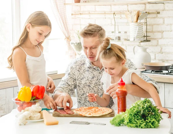 Papa avec des filles préparant la pizza — Photo