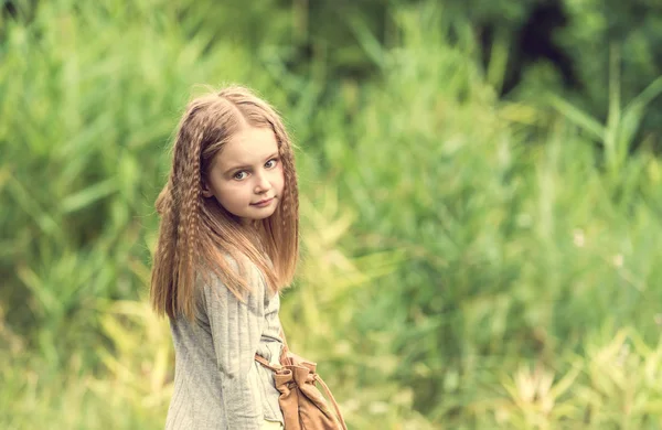 Mignonne petite fille marche en été — Photo