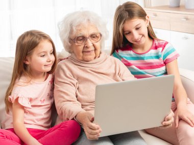 Büyük-büyükannesi granddaughters ile