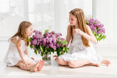 Leylak kokulu gülümseyen çocuk kız