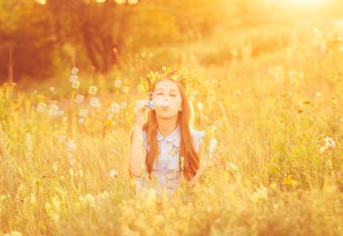 Sevimli küçük kız eğleniyor sabun köpüğü ile oynamak