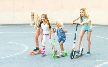 Küçük kızlar yarışmak hazırlanıyoruz