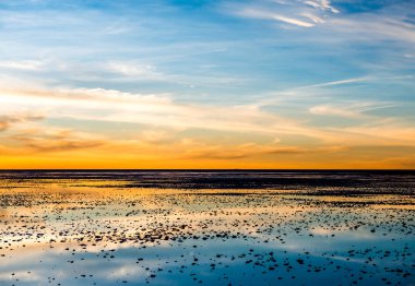 Salar de Uyuni üzerinde şaşırtıcı günbatımı manzara