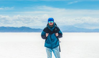 Salar de Uyuni gün ışığında yürüyen turist