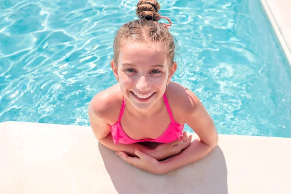 Adolescente ragazza in piscina strizzando gli occhi — Foto Stock