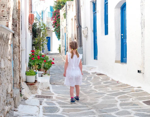 Маленькая девочка, гуляющая по узкой аллее в Греции — стоковое фото