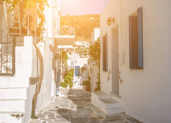 Узкая улица с белым домом, Греция — стоковое фото
