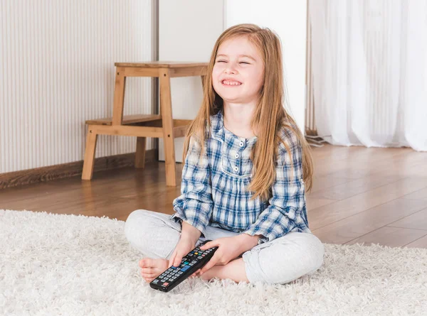 Liten flicka tittar på TV — Stockfoto