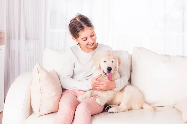 Tiener gir zitten met puppy — Stockfoto