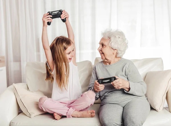 Mormor med barnbarn spelar spel — Stockfoto