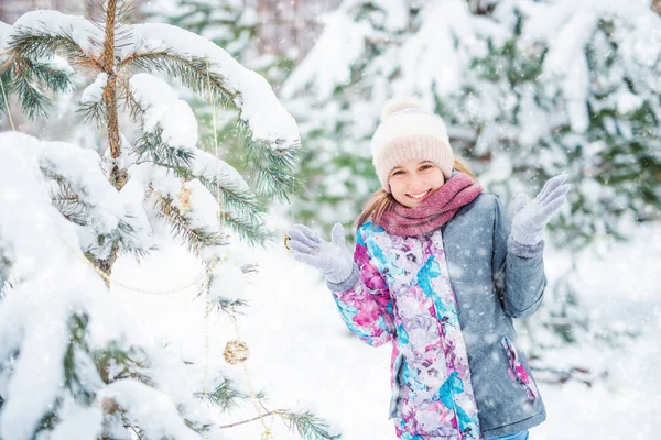 Sorridente adolescente vacilla di neve — Foto Stock