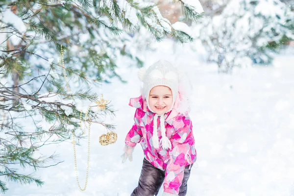 Улыбающаяся девочка-подросток колеблется от снега — стоковое фото