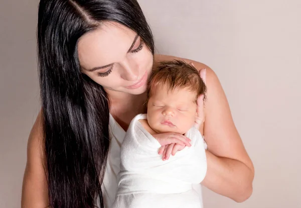 Küçük bebek tutan anne — Stok fotoğraf