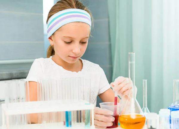 Menina com frascos para química — Fotografia de Stock