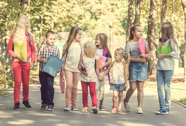 Groep kinderen met school rugzakken — Stockfoto