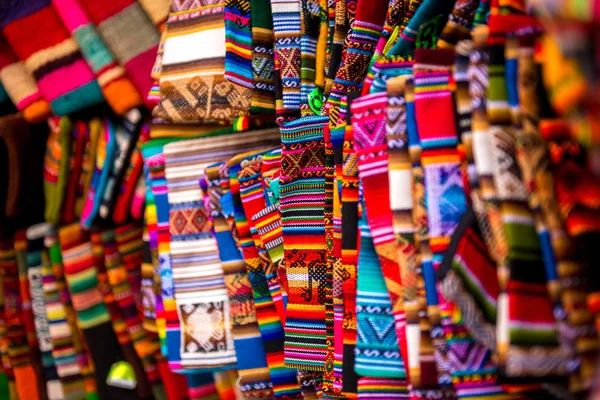 Різні барвисті шнурки на сувенірному магазині в Болівії — стокове фото