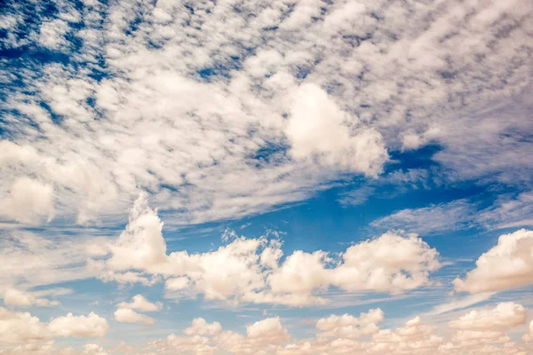 Vita moln i en blå himmel — Stockfoto