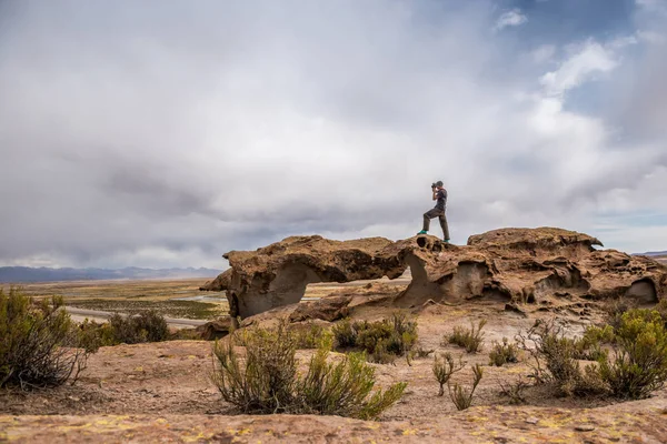 Декорації rocky гірське Болівійський ландшафту та фотограф — стокове фото