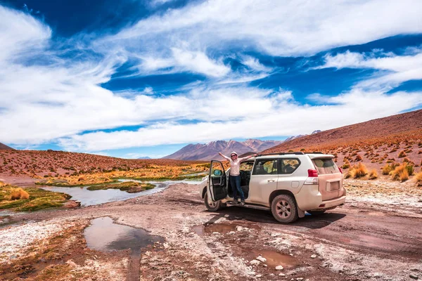 Fille prenant plaisir de paysage bolivien — Photo