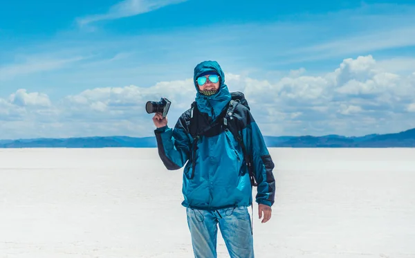 Touriste avec caméra au soleil Salar de Uyuni — Photo