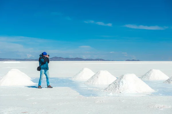 Fotózni a só bankok Salar de Uyuni ember — Stock Fotó