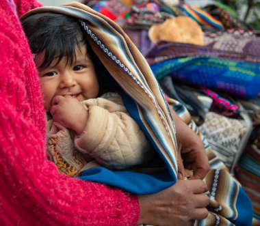 Peru köyü - 12 Ekim 2018: küçük çocuk tutan kadın