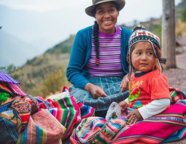 Peru köyü - 12 Ekim 2018: küçük kız ile gülümseyen kadın