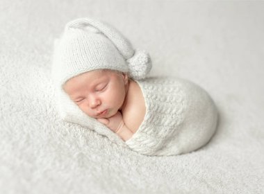 llitle bebek beyaz örgü şapka ve kıyafet uyku