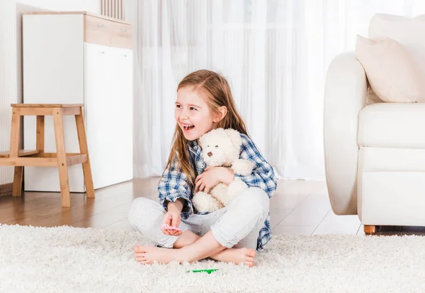 Menina jogando com ursinho de pelúcia — Fotografia de Stock