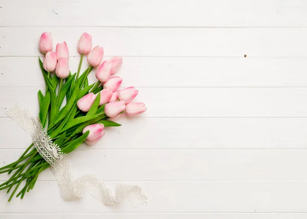 Tulipas no fundo de madeira branco — Fotografia de Stock