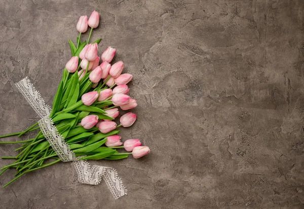 Тюльпаны на бетонном фоне — стоковое фото