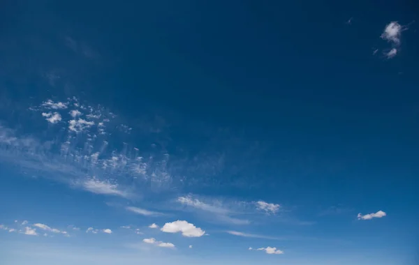 Nuvens brancas em um céu azul. — Fotografia de Stock