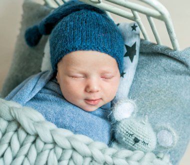 Küçük bebek oyuncak ile uyku