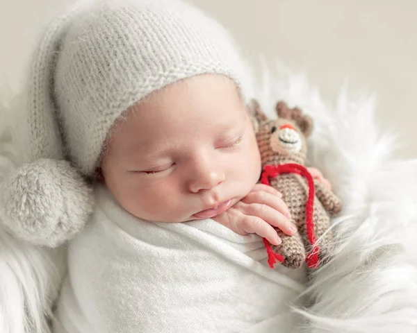Schattige slapende baby met speelgoed — Stockfoto