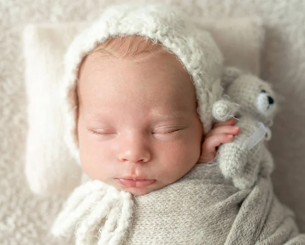 Fechar-se de pouco dormir com brinquedo — Fotografia de Stock